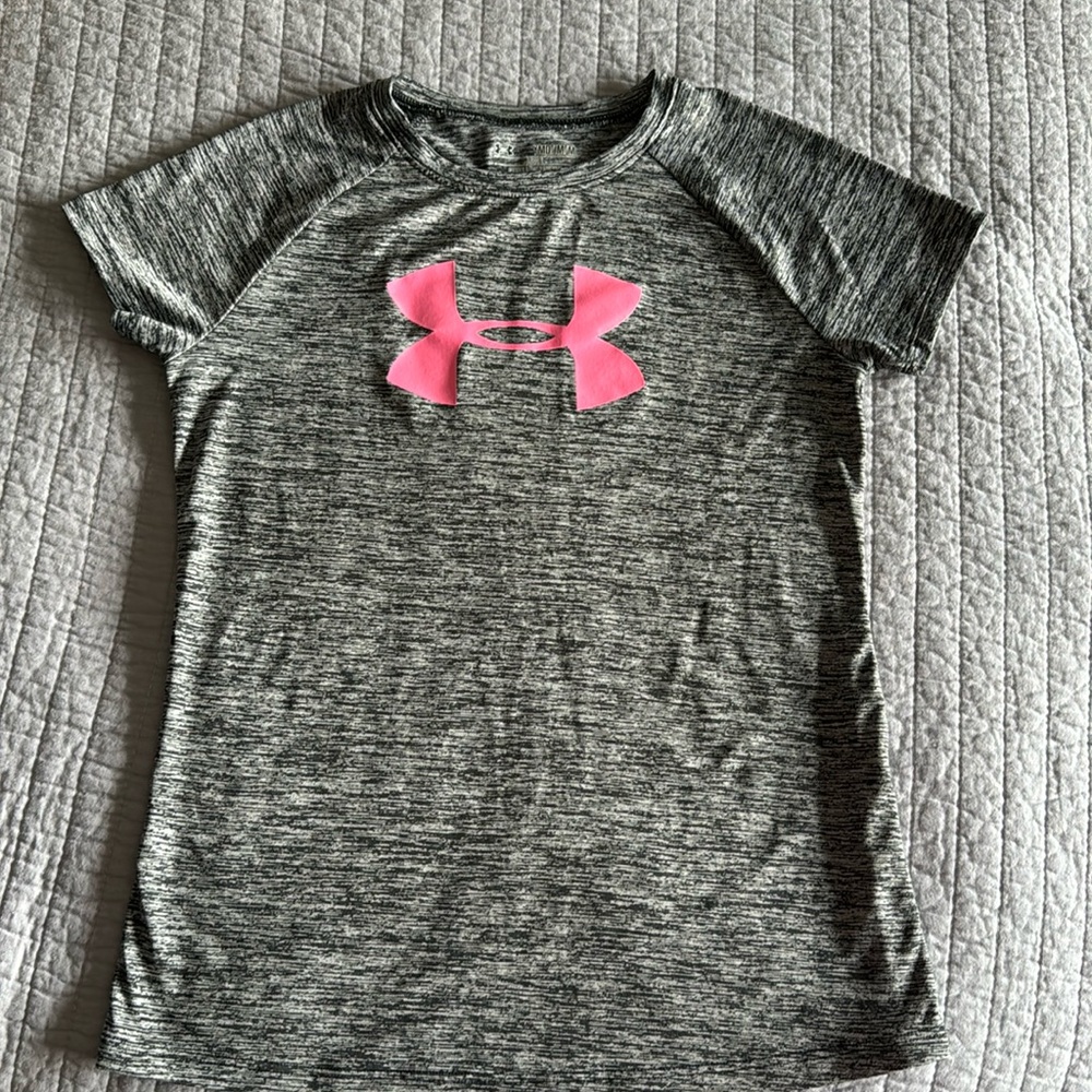 Under Armour girls YM youth medium heat gear tee, black with pink logo